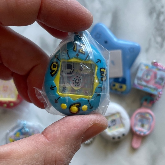 Bandai - Tamagotchi GASHAPON Keychain/badge LOT - Picture 4 of 11
